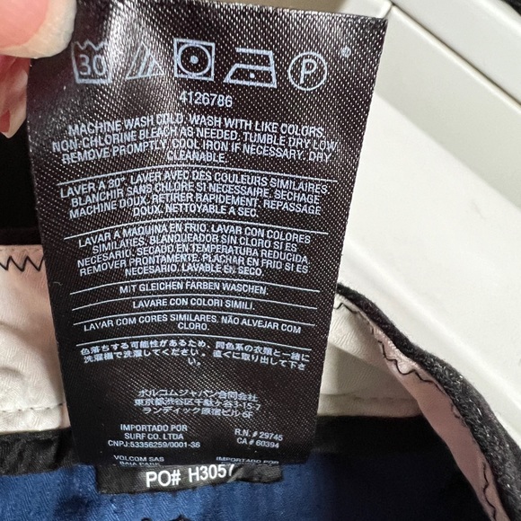 Volcom Chino Shorts. Size 28 waist. Black, excellent condition. - Picture 5 of 6